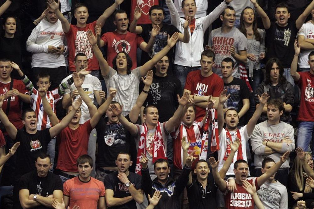 Delije ispalile Inspektora Blažu: On krenuo da peva, oni mu zviždali! (VIDEO)