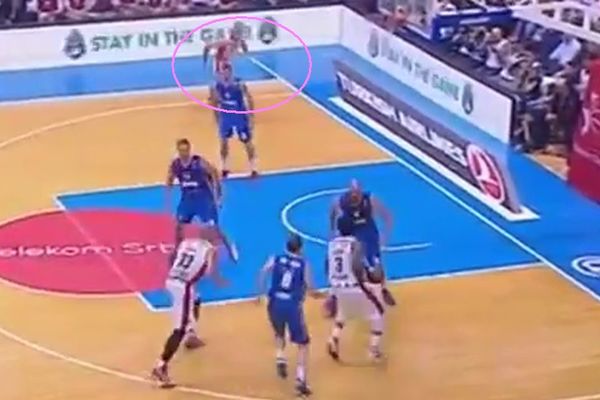 Asistencija bez gledanja: Ovaj potez Markusa Vilijamsa su svi čekali! (VIDEO)