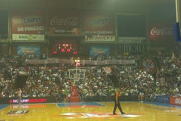 Navijači Zvezde pozdravili generala: Lazareviću živi Mišiću, dobrodošao kući, narodni heroju! (VIDEO)