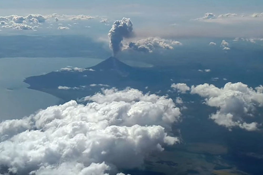 Putnik aviona snimio je prvu erupciju vulkana Momotombo posle 110 godina! (VIDEO)