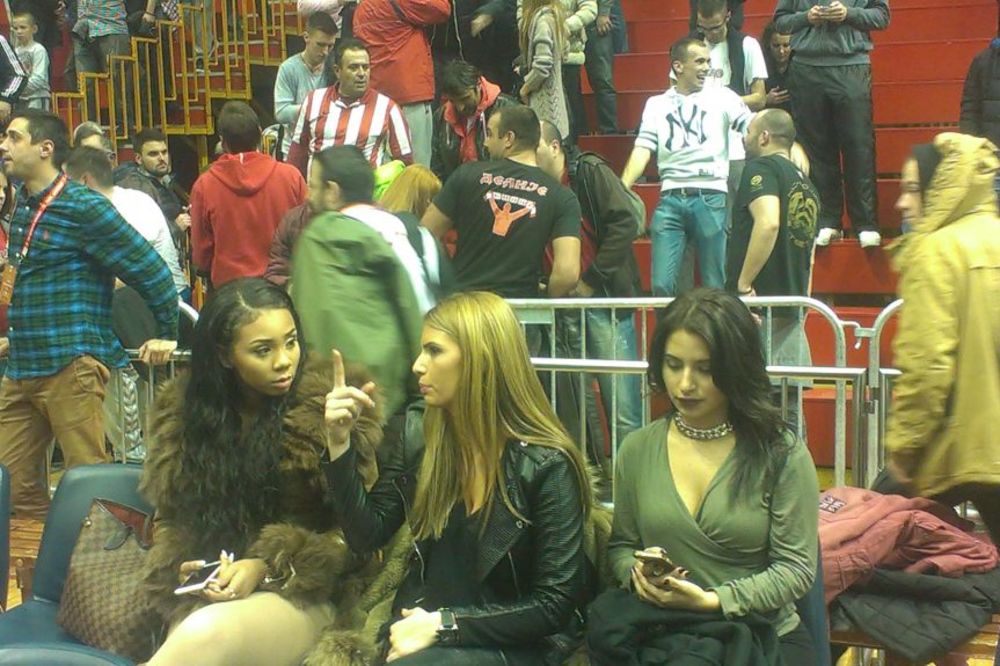 Navijači Zvezde poludeli za Milerovom devojkom! (VIDEO)