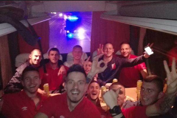 Pazi! Voša gazi! Igrači Vojvodine uz pivo slavili pobedu nad Partizanom! (FOTO)