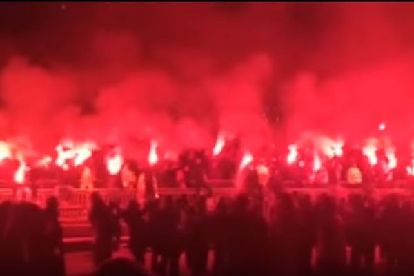 Spektakularna bakljada navijača za oproštaj od legendarnog stadiona! (VIDEO)