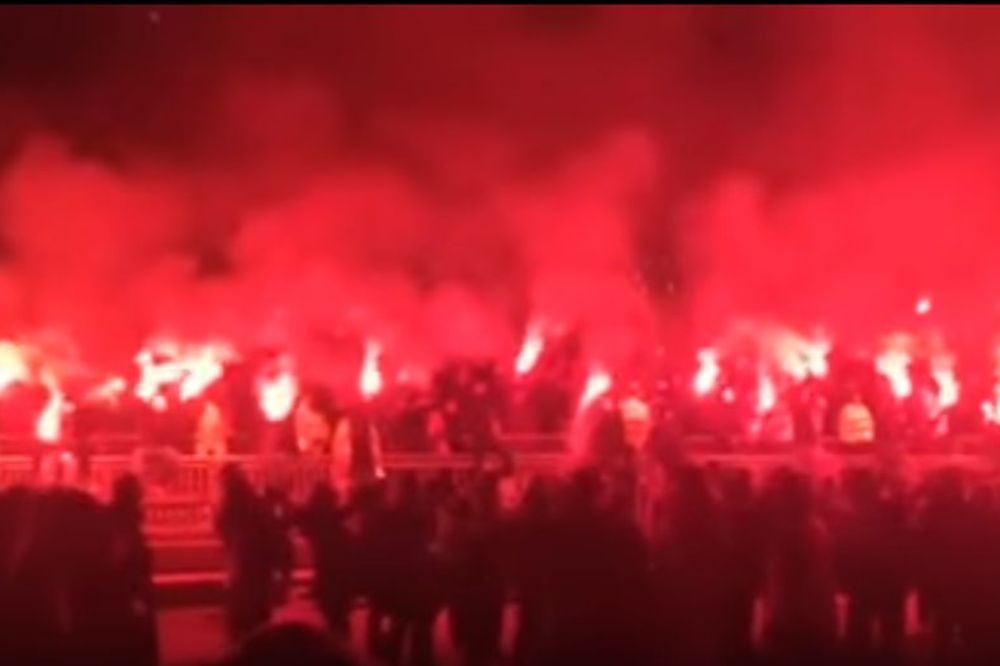 Spektakularna bakljada navijača za oproštaj od legendarnog stadiona! (VIDEO)