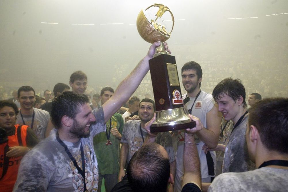 Profesionalni dizač trofeja: Nije Božić bata, ali je zaštitni znak Partizana! (FOTO) (VIDEO)