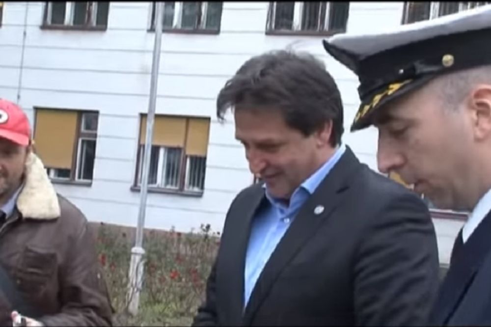 Bratislav Gašić: Što volim novinarke koje lako kleknu! (VIDEO)