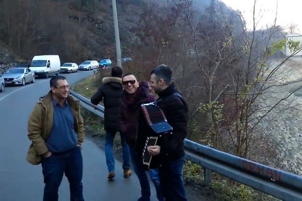 Bosanska smehoteka: Ono kad od zastoja na putu napraviš prvorazrednu feštu! (VIDEO)