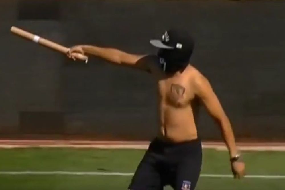 Prštalo je na sve strane: Stolice, šipke, kamenice, baklje i rakete na proslavi titule! (VIDEO)