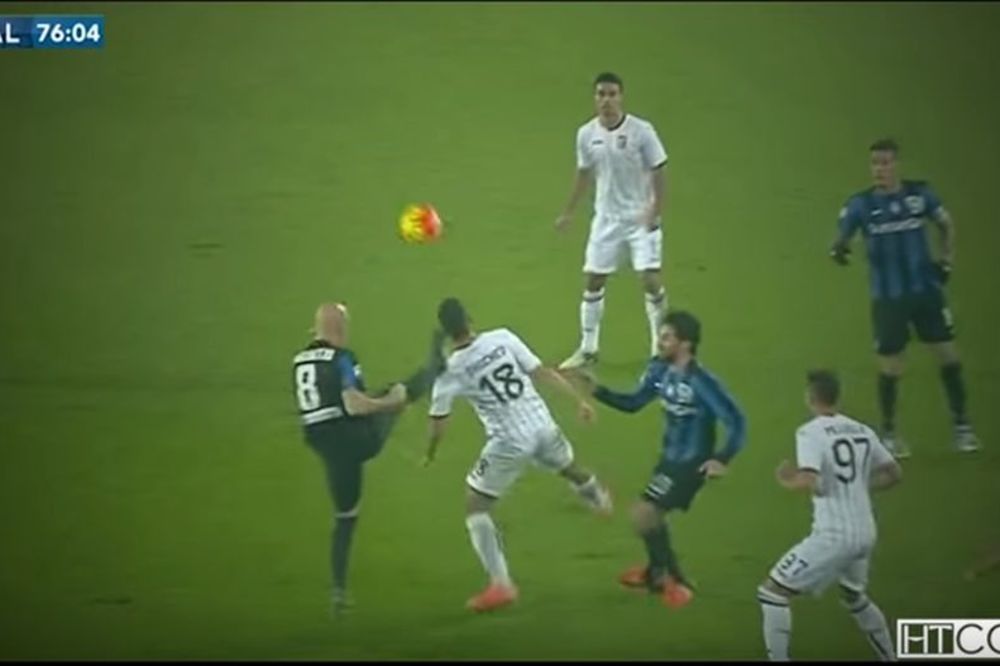 Osetio si teren, ajde sad napolje: Najbrži crveni karton u istoriji Top 5 liga Evrope! (VIDEO)