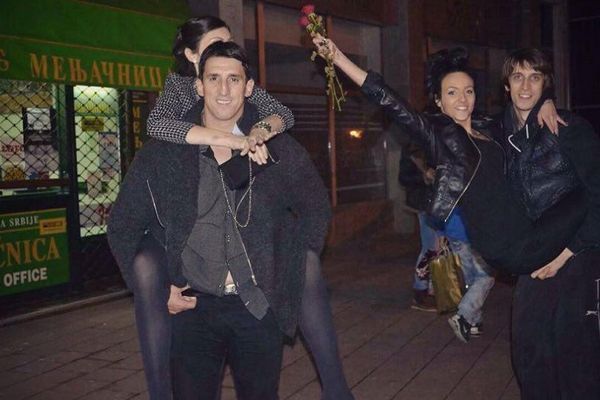 To je prava porodica! Evo kako Kristijan partija sa ženom, sinom i snajkom! (FOTO)