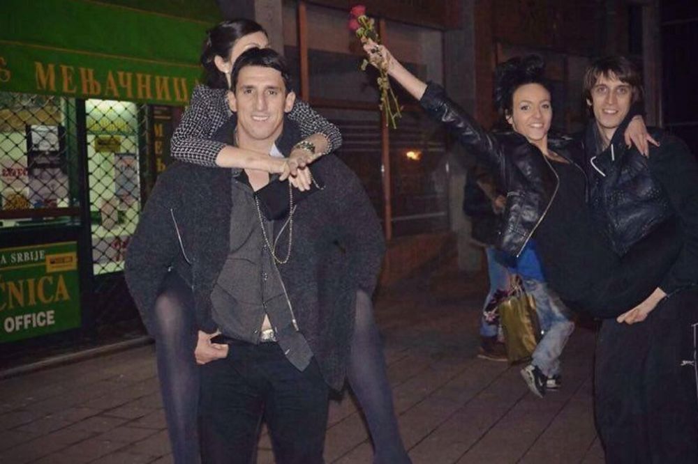 To je prava porodica! Evo kako Kristijan partija sa ženom, sinom i snajkom! (FOTO)