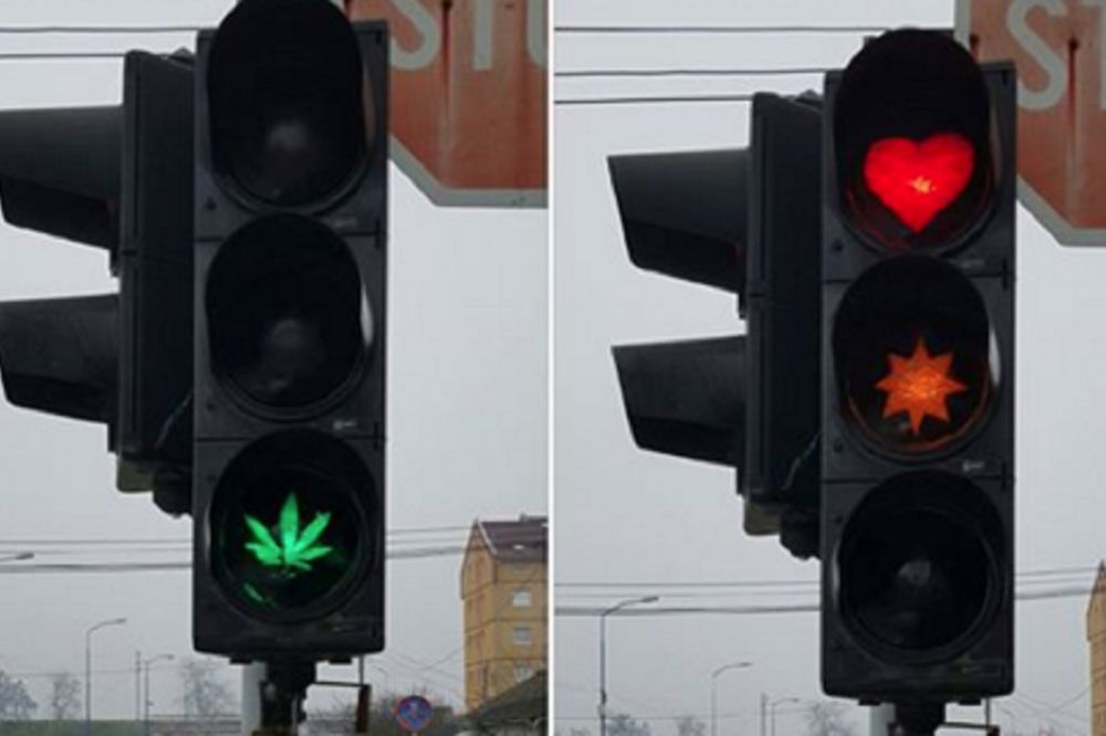 Ne halucinirate: Ovaj semafor stvarno pokazuje marihuanu! (FOTO) (VIDEO)