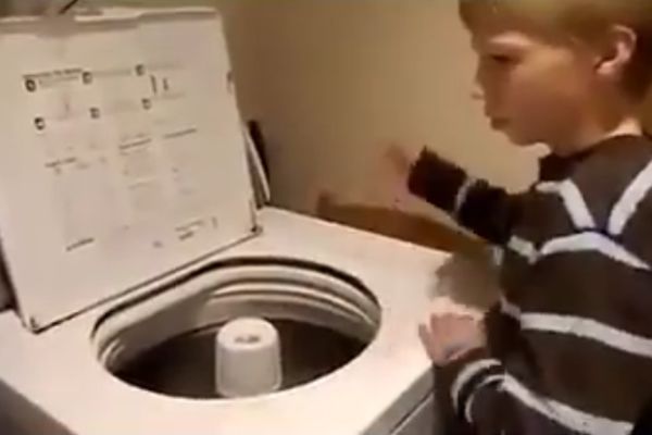 On ima autizam... I jezivo dobar osećaj za ritam! (VIDEO)