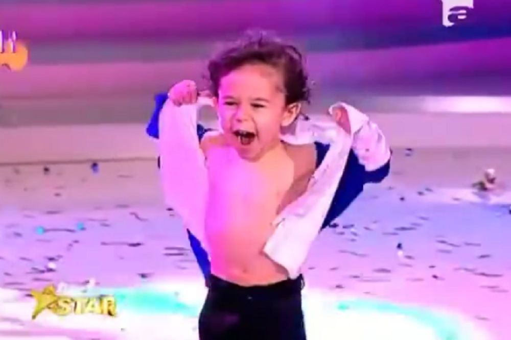 Kad mali Majkl Džekson đuska, to izgleda ovako! (VIDEO)