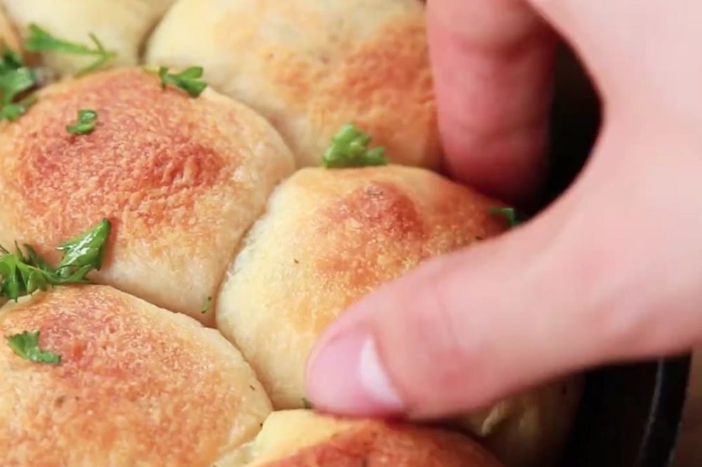 Nećete im odoleti: Tople loptice sa pesto sosom i mocarelom (RECEPT) (VIDEO)