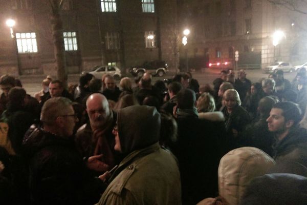 Novinari poručili Gašiću: Pali smo na kolena, ali klečati nećemo! (FOTO)