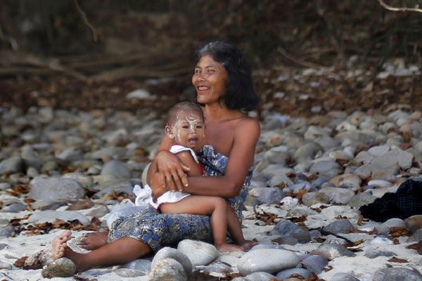 Bizarno ili prirodno? Žene doje veverice i majmune! (VIDEO)