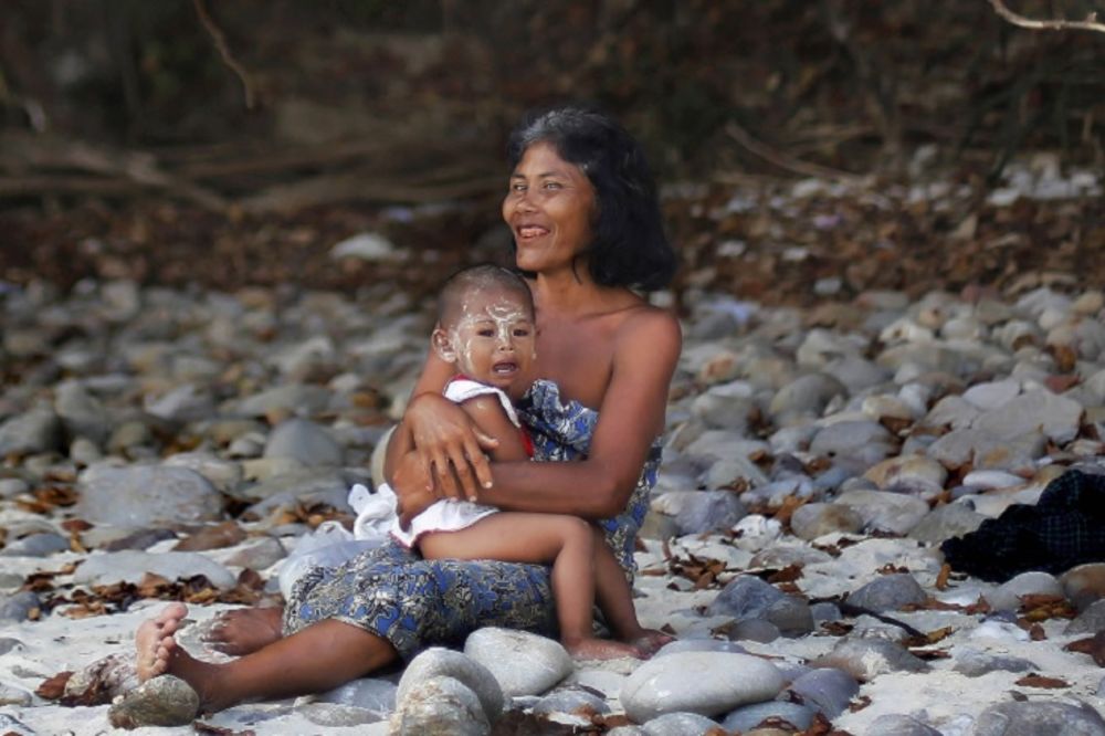 Bizarno ili prirodno? Žene doje veverice i majmune! (VIDEO)