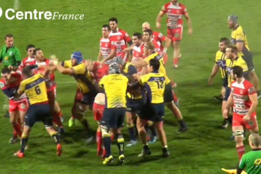 Delovalo je kao obično koškanje, a onda se pretvorilo u brutalnu masovnu tuču! (VIDEO)