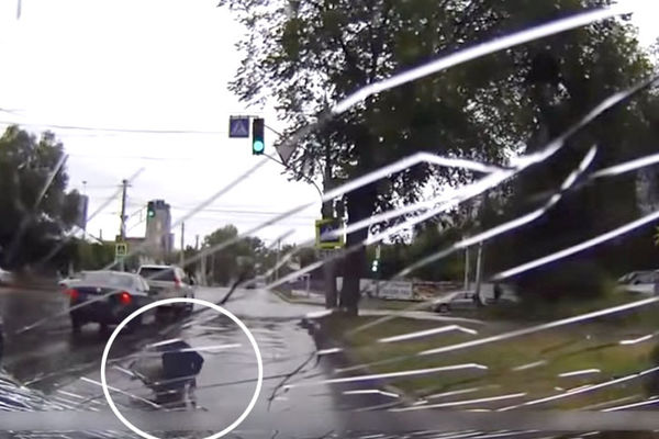 Udarila ga kola, a on je samo odmahnuo i nastavio svojim putem (FOTO)