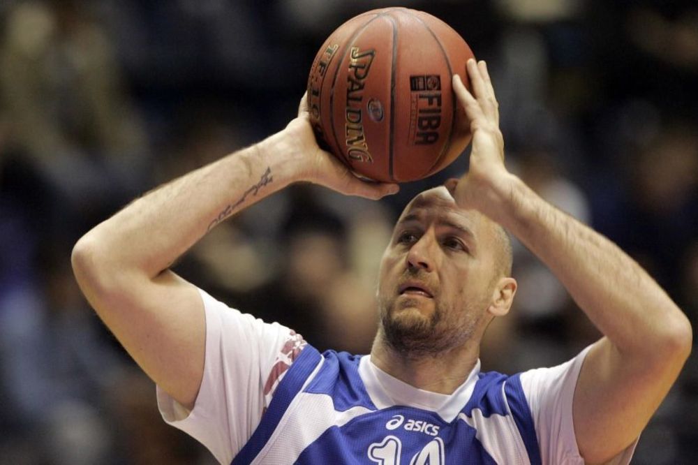 Dino Rađa posetio Kuću cveća: Čitavoj našoj generaciji se j**e za politiku! (FOTO)