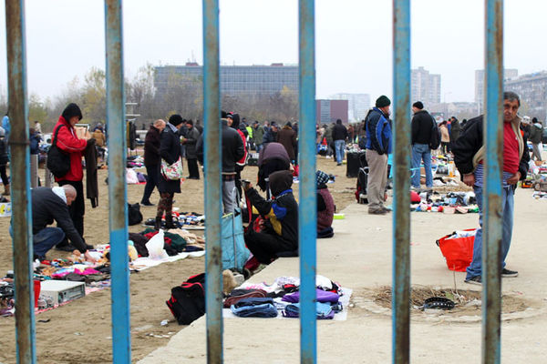 Bili smo na divljem buvljaku na Novom Beogradu i zamalo smo dobili batine! (FOTO)