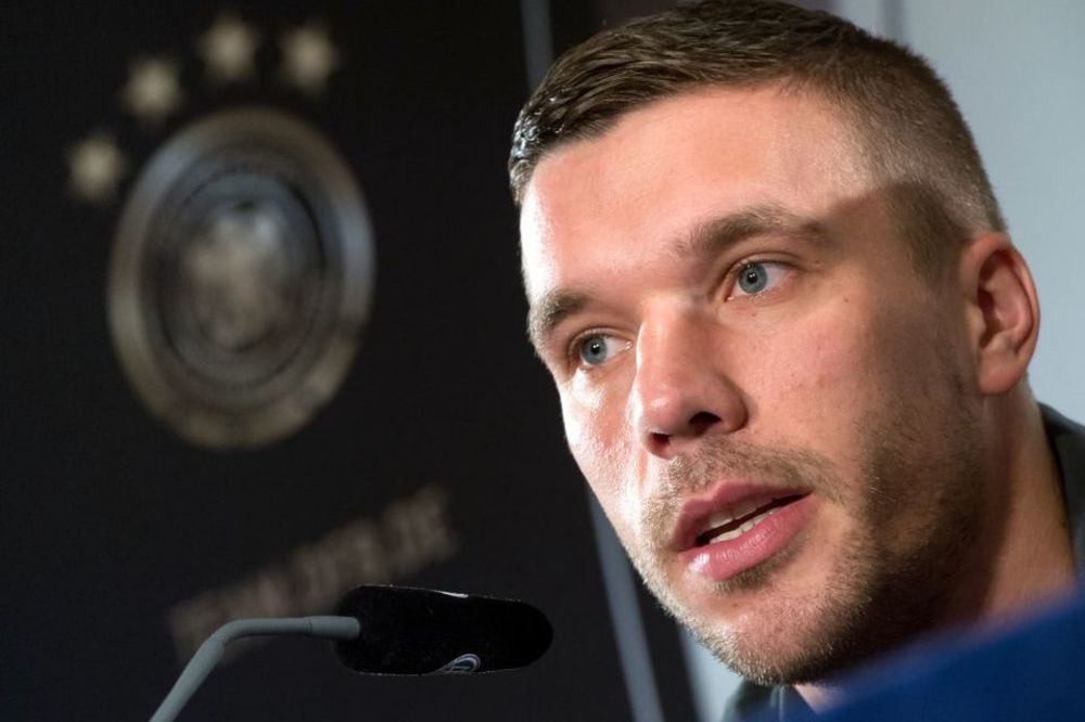 Nervozni Podolski šutnuo nogom paparaca ispred restorana! (FOTO)