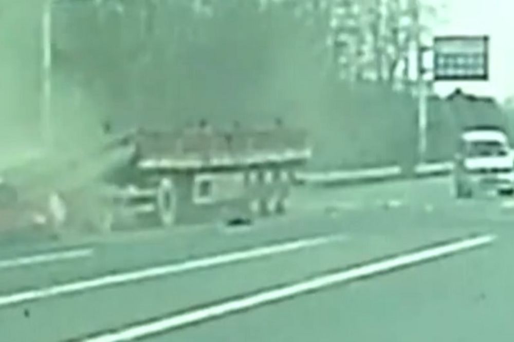 Kamion smrti: Bolje bi bilo da da nije ni kočio! (VIDEO)