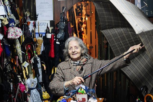 Baka Ljubinka je poslednja koja popravlja kišobrane u Beogradu! A jedina je u Evropi! (FOTO)