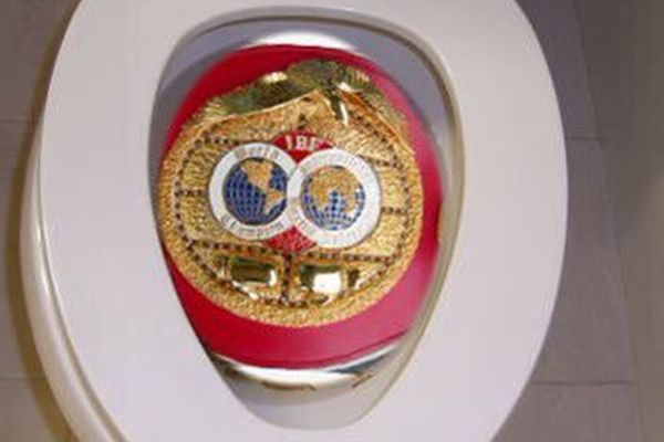 Hoćete pojas? Evo vam ga u WC šolji! Brutalan odgovor Fjurija na odluku IBF-a! (FOTO)