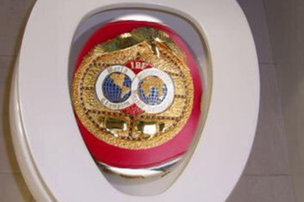 Hoćete pojas? Evo vam ga u WC šolji! Brutalan odgovor Fjurija na odluku IBF-a! (FOTO)