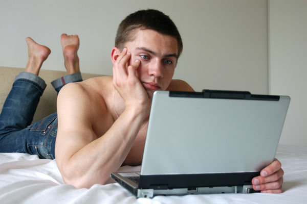 Da li koristite zaštitu? A na internetu? Čuvajte se porno zaraze! (FOTO)