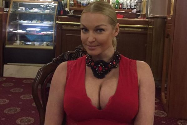 Odbila seks s ruskim tajkunima: Prsata balerina nastradala jer je debela! (FOTO)