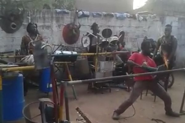 Oni nemaju prave instrumente, ali u njihovoj radionici se svira pravi indastrijal! (VIDEO)