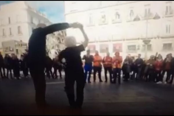 Čik probajte da izvedete ono što radi ova baka: Garant nećete uspeti! (VIDEO)