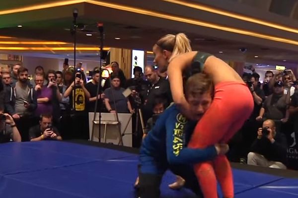 Roze helanke su učinile svoje: Zbog seksi guze se traži karta više za njenu borbu! (VIDEO)