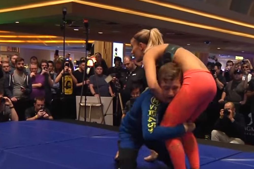 Roze helanke su učinile svoje: Zbog seksi guze se traži karta više za njenu borbu! (VIDEO)