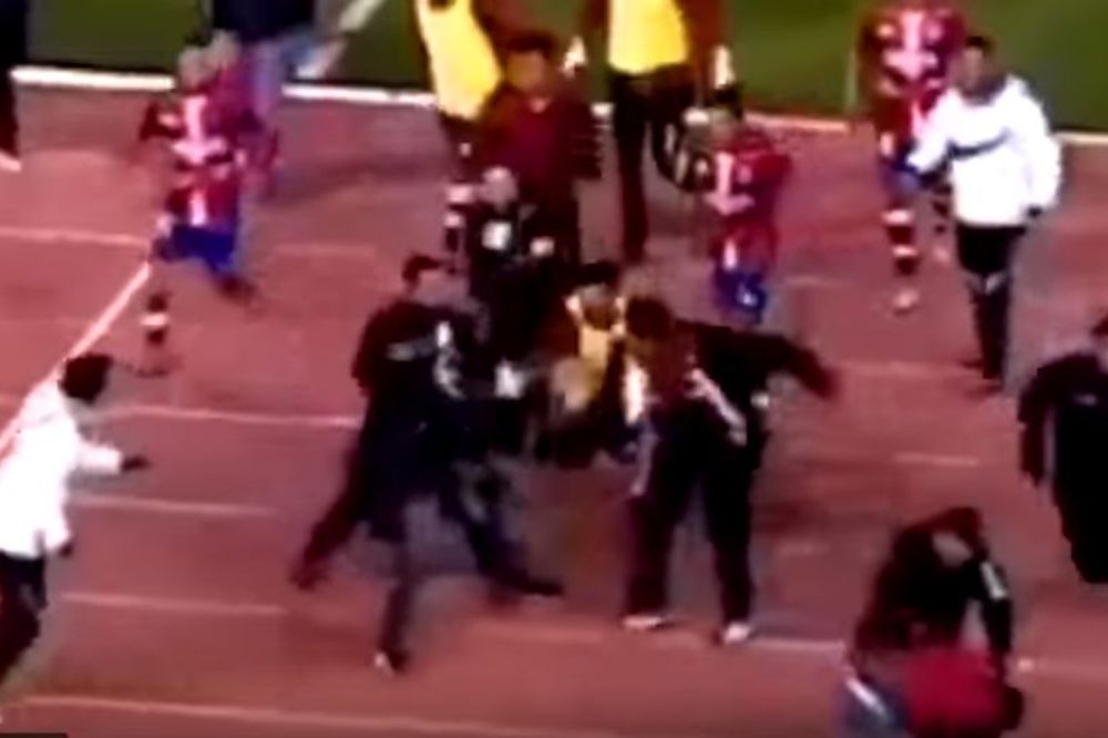 Umesto da se pozdrave, treneri počeli da se pesniče i izazvali opštu šorku! (VIDEO)