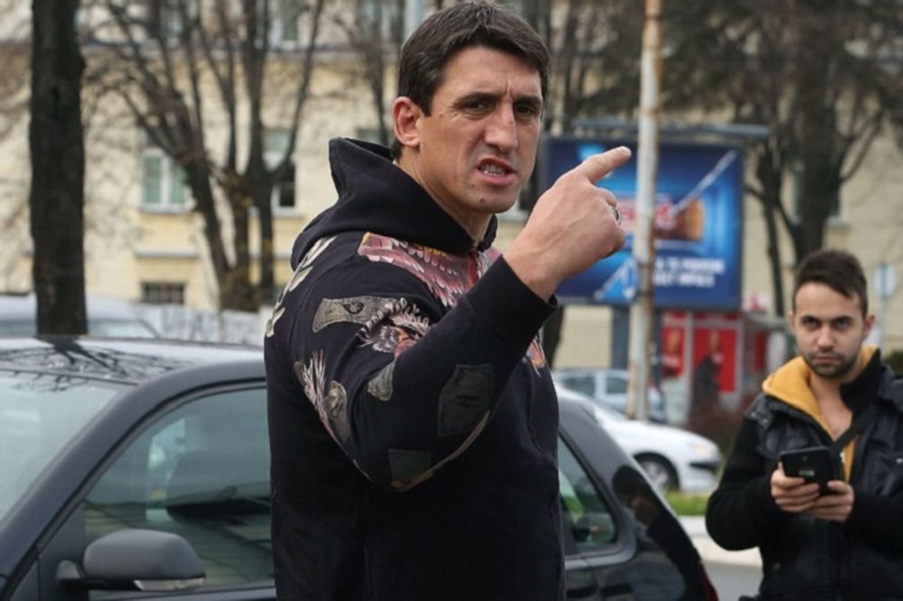 Novinarima treba odseći glave sabljom, kao što to rade džihadisti! Kristijane, si dobro?