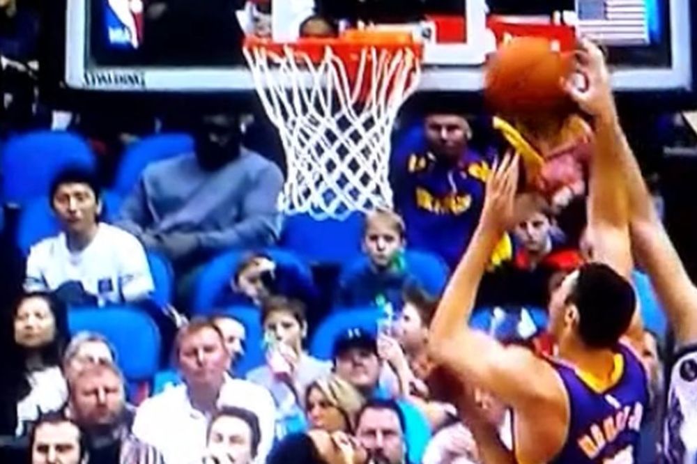 Krenuo je da zakuca, a onda je niotkuda stigla brutalna blokada Bjelice! (VIDEO)