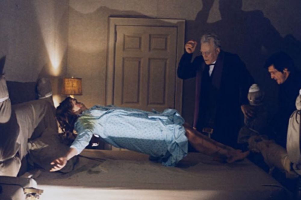 Nisu isterali đavola iz nje: Umrla tokom egzorcizma u hotelskoj sobi! (FOTO)