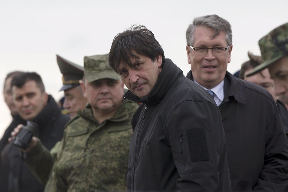 Proglasite ga za doživotnog ministra odbrane: Direktori 3 fabrike mole Vučića da zadrži Gašića!