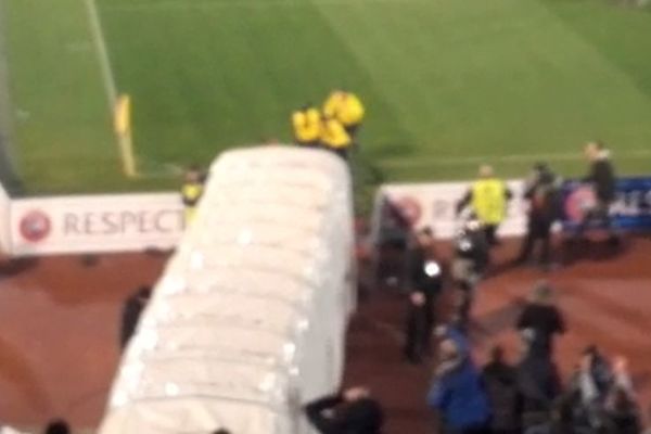 Nemci ispraćeni iz Humske ovacijama, a sudije upaljačima! (VIDEO)