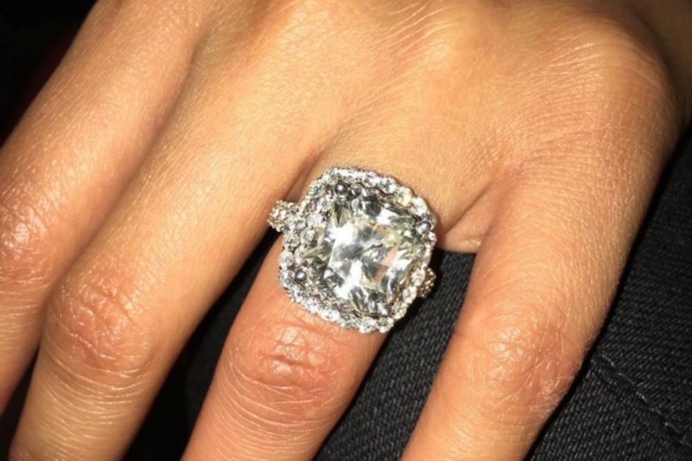 Ko se to pohvalio novim prstenom? Verila se slavna pevačica! (FOTO)