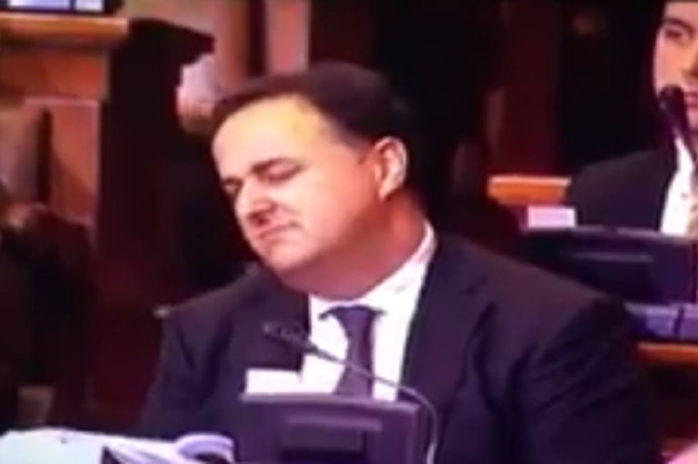 Kako je njemu dobro: Ovako Zoran Babić đuska u poslaničkoj klupi (URNEBESNI VIDEO)
