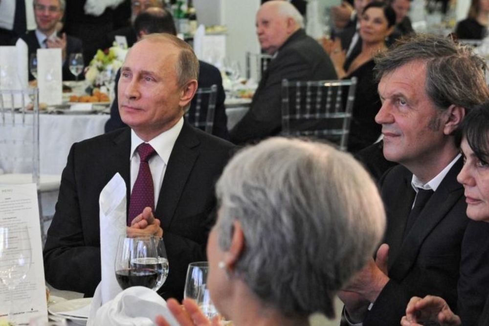 Kusta do Putina: Srpski reditelj zasvirao ruskom predsedniku na proslavi televizije RT (FOTO) (VIDEO)