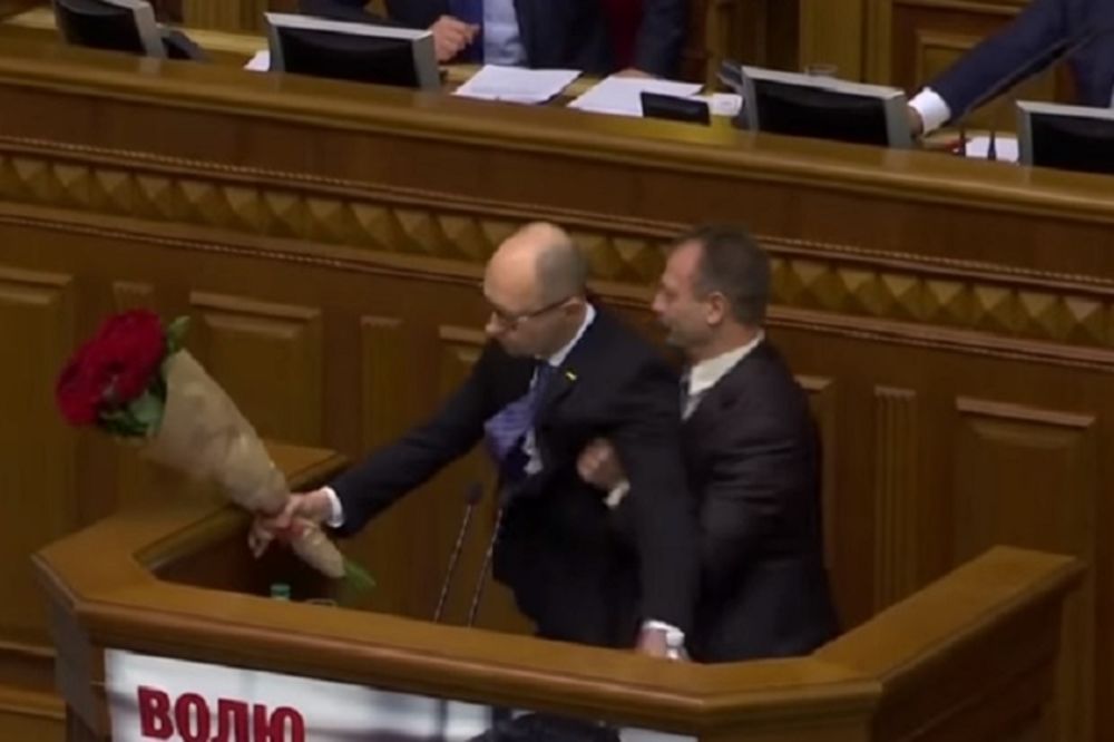 Premijeru poklonili buket ruža, pa počeli da ga biju! (VIDEO)