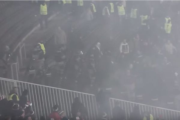 Policija u poslednjem trenutku sprečila tuču Grobara i navijača Augzburga! (VIDEO)