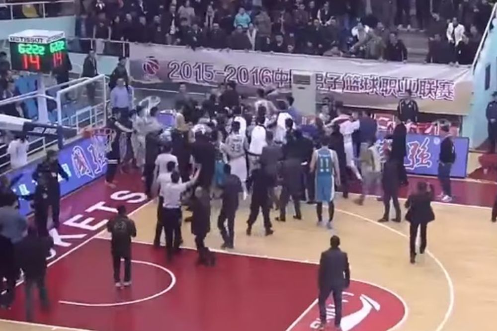 Kinezi su jednom rečju - ludi! Potukli se protivnici na parketu, uleteli svi koji su mogli! (VIDEO)