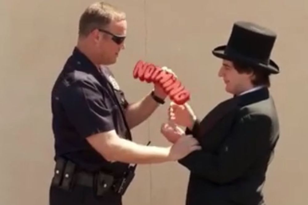 Da li je ovo najgluplji policajac na svetu? Bolje od svakog vica! (VIDEO)